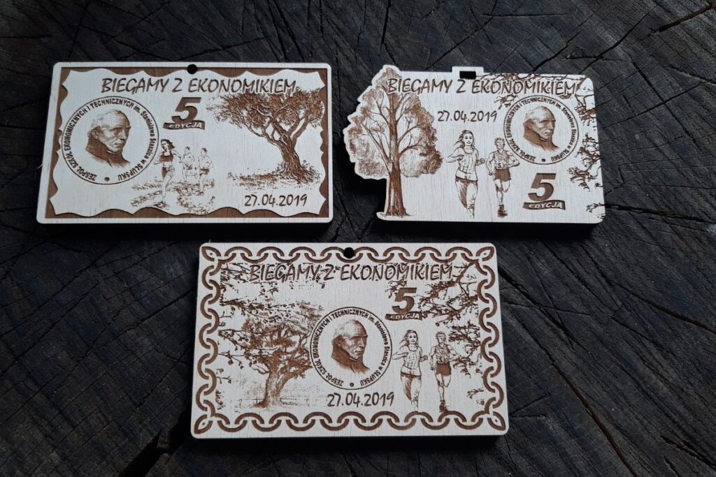 Biegamy z Ekonomikiem – projekty drewnianych medali na 5 edycję biegu Biegamy z Ekonomikiem – projekty drewnianych medali na 5 edycję biegu