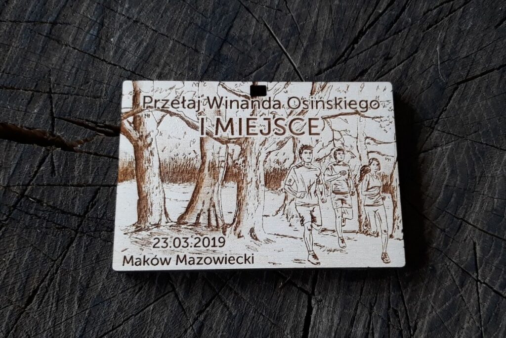 Przełaje Winanda Osińskiego – drewniane medale w stylu crossowym z lasem i biegaczami Przełaje Winanda Osińskiego – drewniane medale w stylu crossowym z lasem i biegaczami