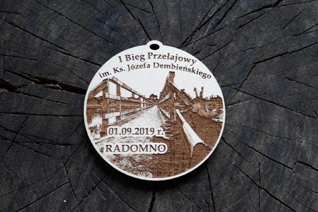 Drewniany medal pamiątkowy na Bieg Przełajowy im ks. Józefa Dembieńskiego Drewniany medal pamiątkowy na Bieg Przełajowy im ks. Józefa Dembieńskiego