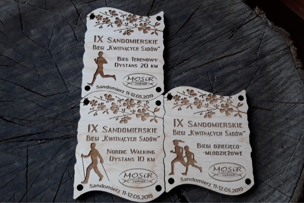 IX Sandomierskie Biegi – drewniane medale dopasowane. Można układać w pionie i poziomie.