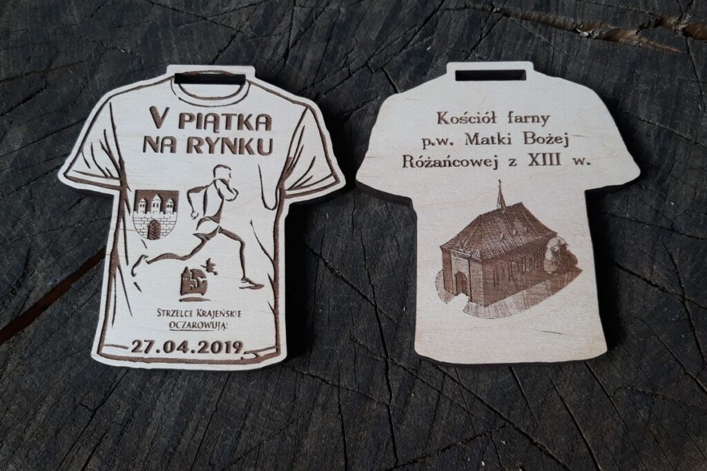 V Piątka na Rynku – drewniany medal w kształcie koszulki biegowej
