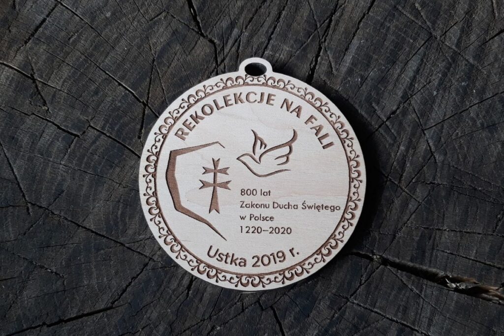 Drewniany medal dla uczestników rekolekcji w Ustce