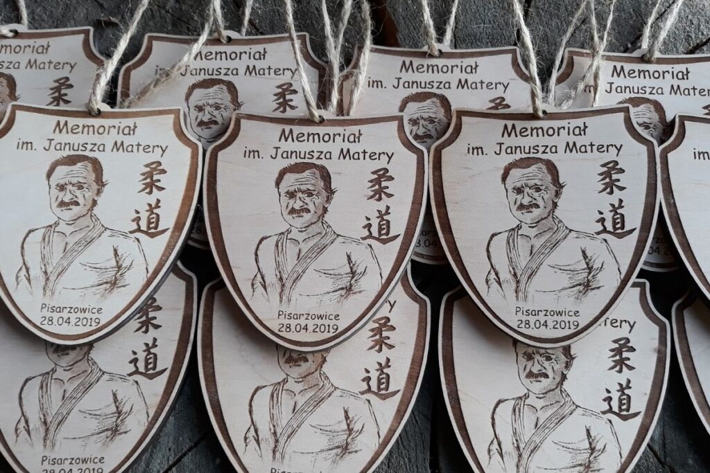 Drewniane medale na Memoriał w kształcie tarczy Drewniane medale na Memoriał w kształcie tarczy