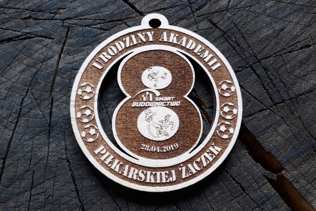 Drewniany medal ażurowy na Ósme Urodziny Akademii Piłkarskiej Drewniany medal ażurowy na Ósme Urodziny Akademii Piłkarskiej
