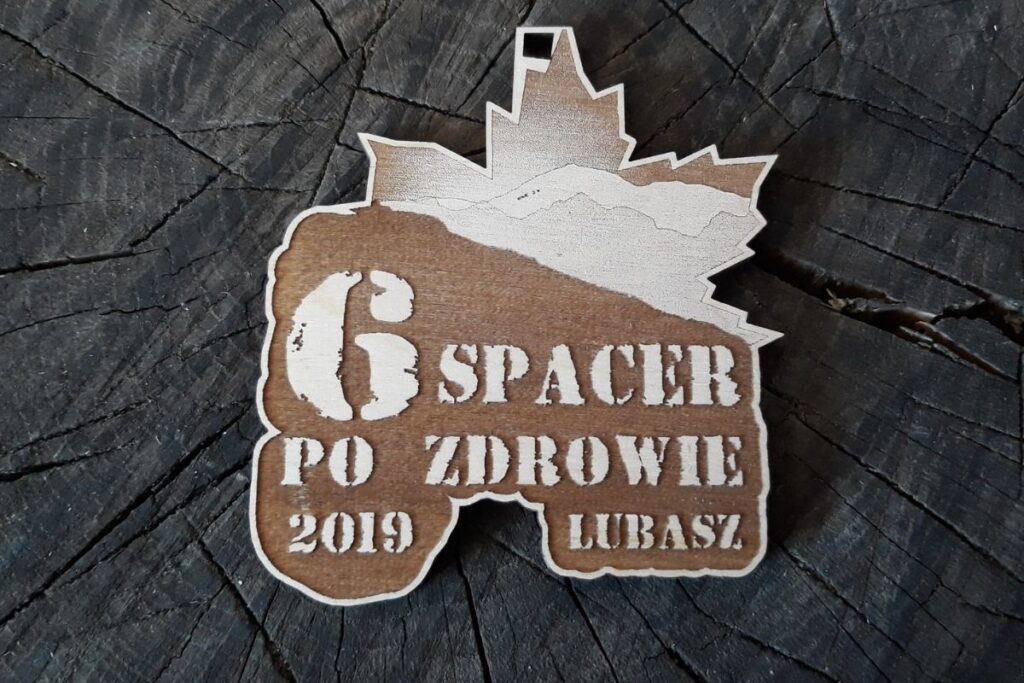 Góry i liść – czyli 6. Spacer po Zdrowie – drewniany medal Góry i liść – czyli 6. Spacer po Zdrowie – drewniany medal