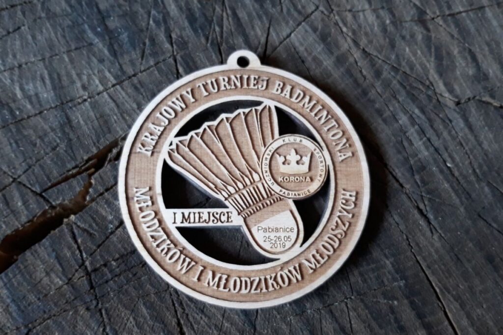 Drewniany, okrągły, ażurowy medal na Krajowy Turniej Badmintona