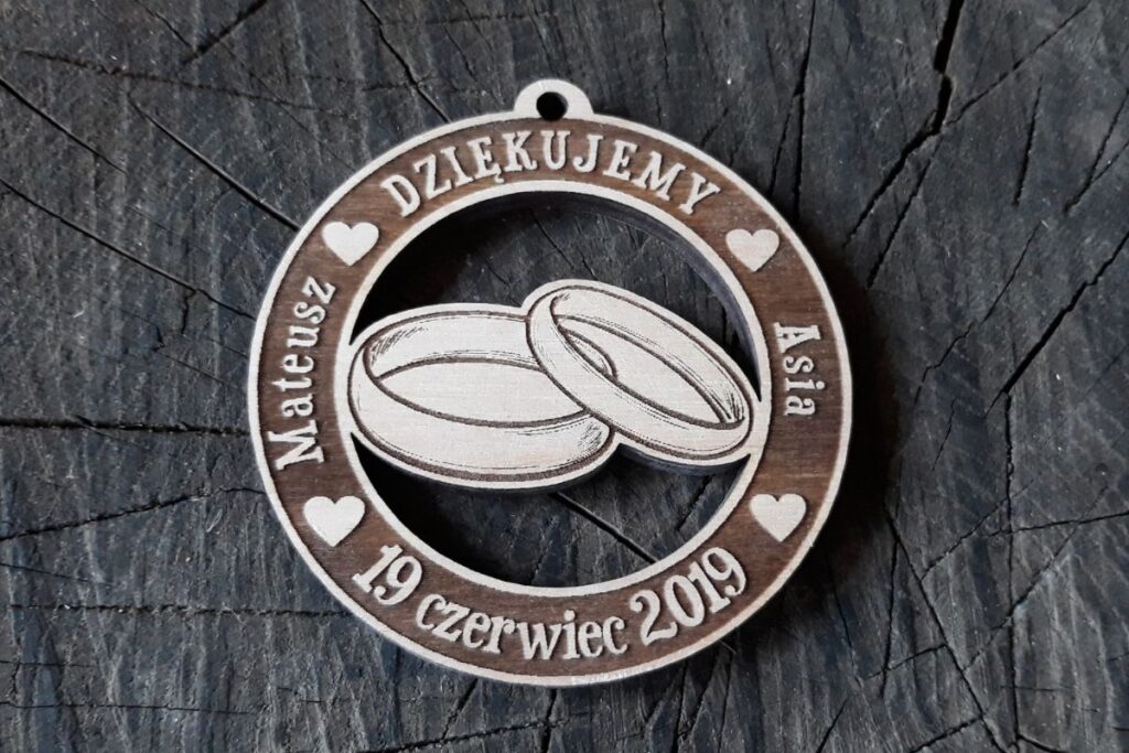 Mateusz i Asia dziękują gością wesela drewnianymi medalami :)