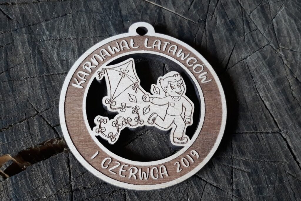 Karnawał latawców – drewniany medal ażurowy z latawcem
