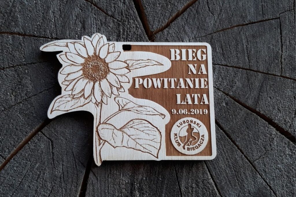 Bieg Na Powitanie Lata – drewniany medal z kwiatem słonecznika