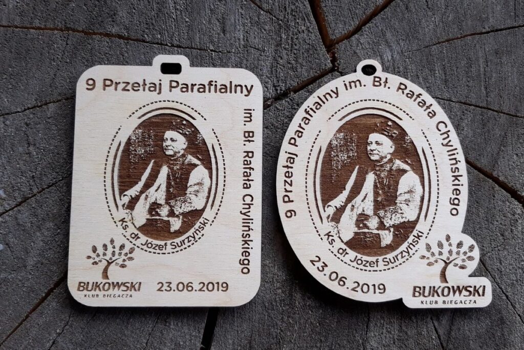 Drewniane medale na Przełaj Parafialny z wizerunkiem Bł Rafała Chylińskiego