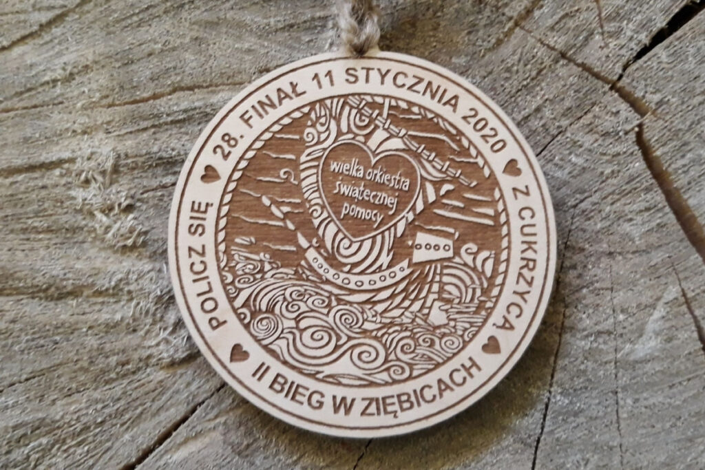 Drewniany medal na 28. Finał Wielkiej Orkiestry Świątecznej Pomocy