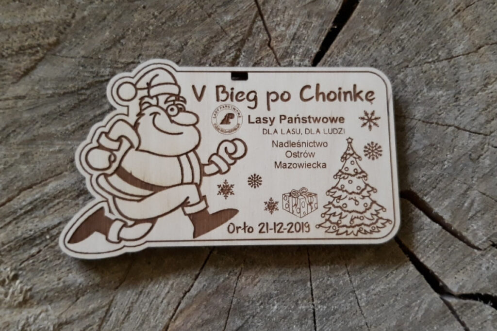 V Bieg po Choinkę – drewniany medal z biegnącym mikołajem oraz wygrawerowaną choinką