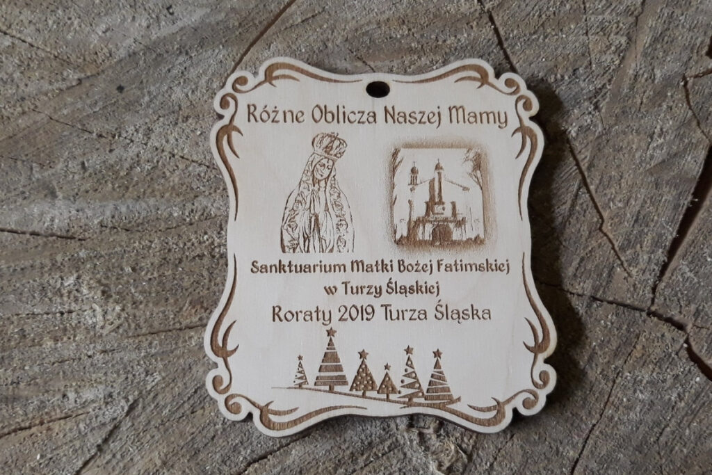 Drewniany medal na Roraty dla dzieci, pamiątka adwentowa z drewna, medal roratni z grawerem Matki Bożej, ekologiczne trofeum religijne dla parafii.