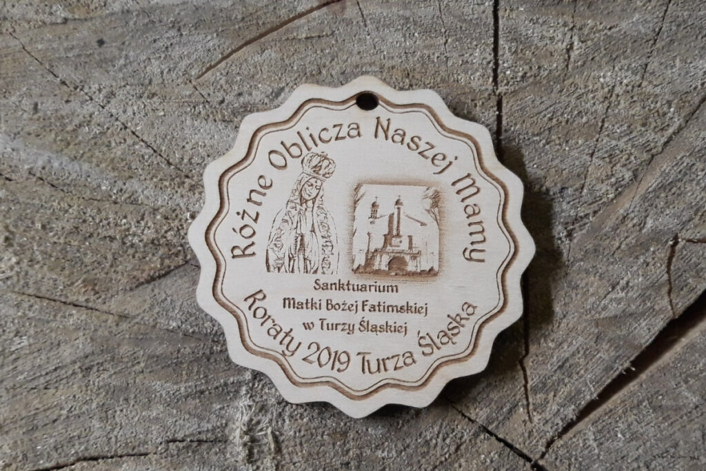 Drewniany medal na Roraty dla dzieci, pamiątka adwentowa z drewna, medal roratni z grawerem Matki Bożej, ekologiczne trofeum religijne dla parafii.