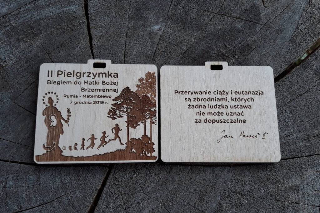 Drewniany medal dla uczestników Pielgrzymki do Matki Bożej Brzemiennej Drewniany medal dla uczestników Pielgrzymki do Matki Bożej Brzemiennej