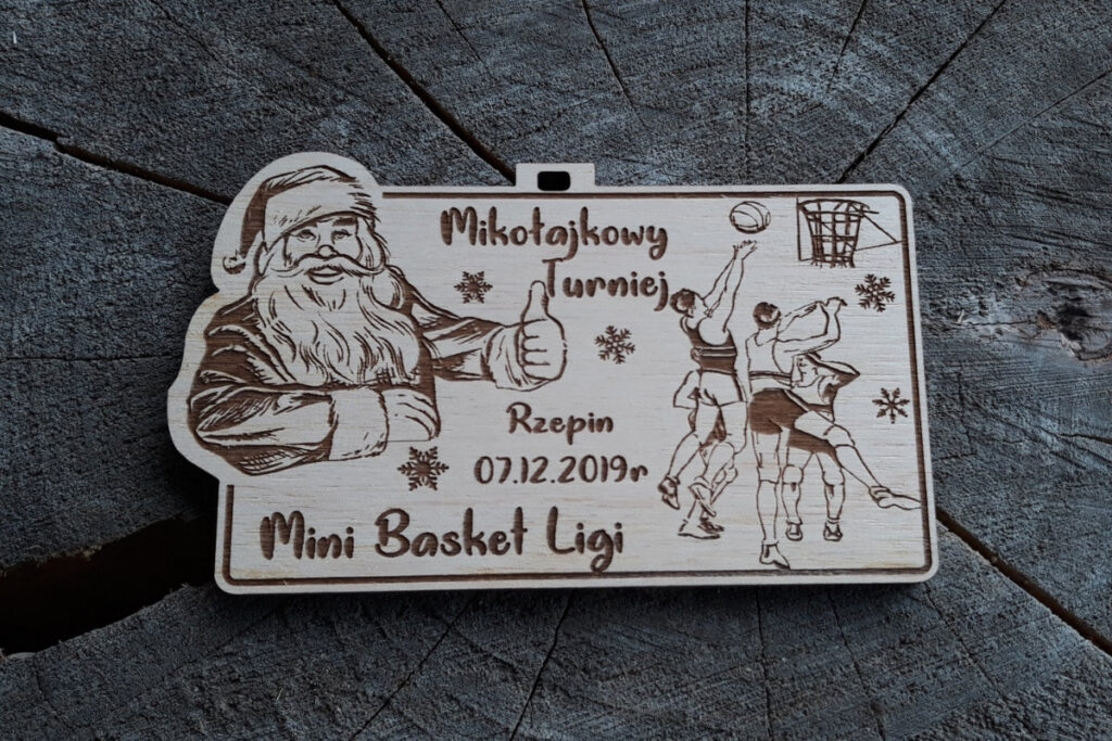 Drewniany medal koszykarski z Mikołajem, trofeum na mikołajkowy turniej koszykówki, ekologiczny medal sportowy z grawerem, pamiątka dla koszykarzy
