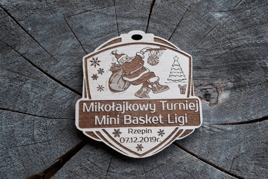 Drewniany medal na turniej mini koszykówki, trofeum basket dla dzieci, eko medal mikołajkowy, pamiątka z Mini Basket Ligi, grawerowany medal sportowy.