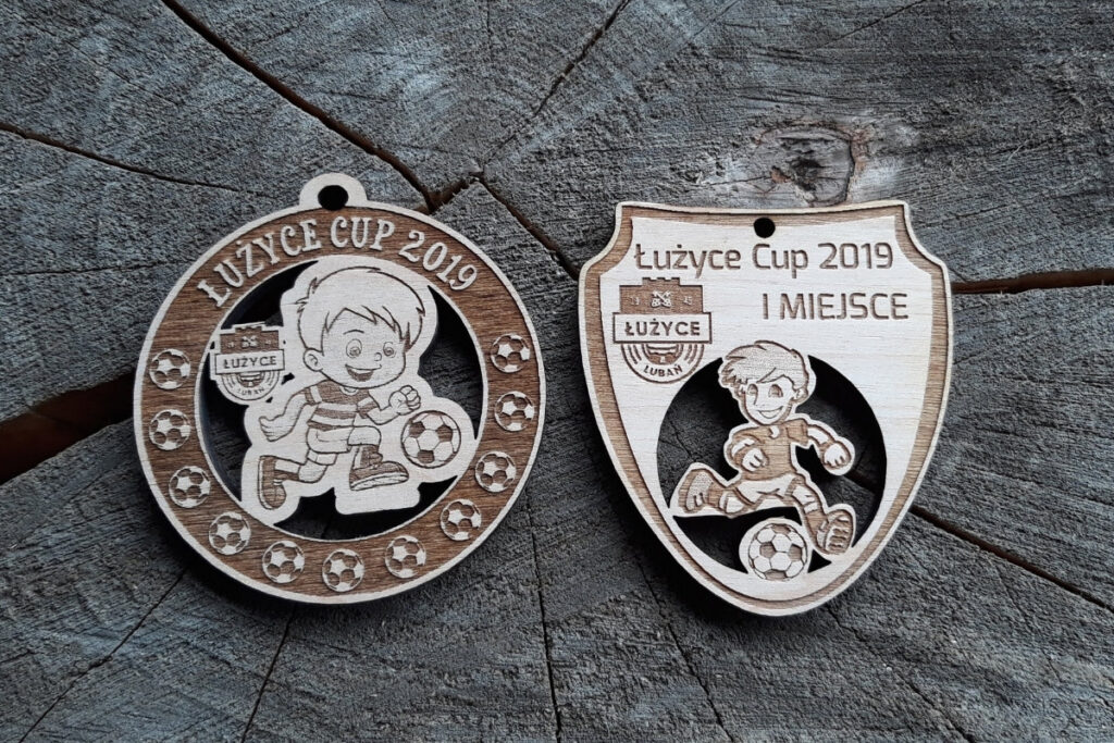 Drewniany medal na turniej piłkarski dla dzieci, trofeum Łużyce Cup.