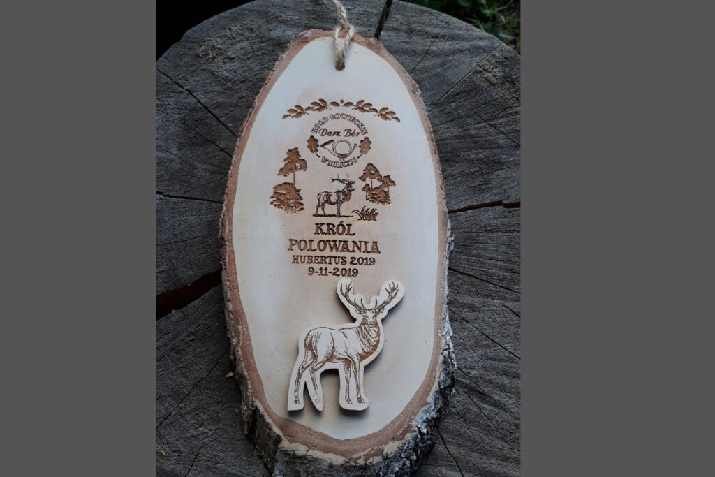 Drewniany medal na dużym plastrze brzozy ściętym skośnie dla Króla Polowania