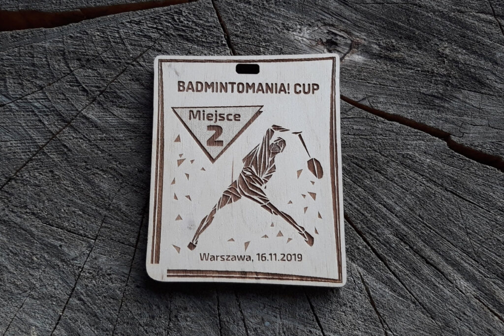 Drewniany medal badminton, trofeum na turniej badmintona z grawerem, eko medal sportowy z badmintonistą, pamiątka dla badmintonistów, medale z drewna na zamówienie.