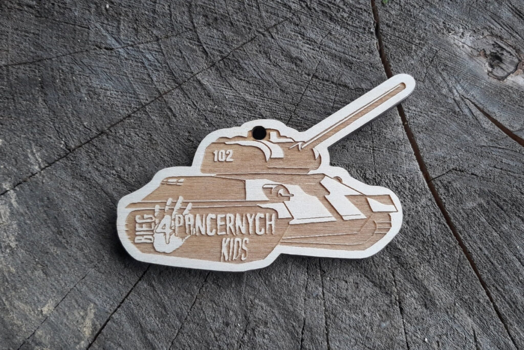 Drewniany medal w kształcie czołgu z napisem Bieg 4 Pancernych Kids