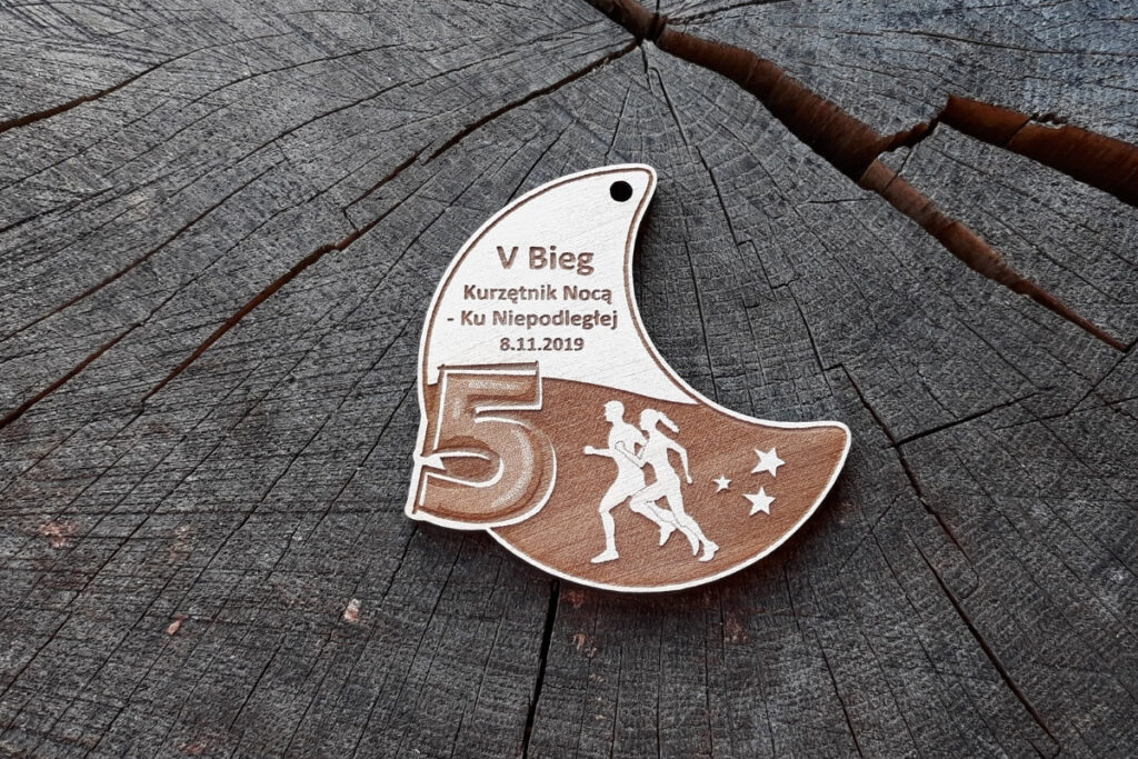 Drewniany medal na nocny bieg w kształcie Księżyca