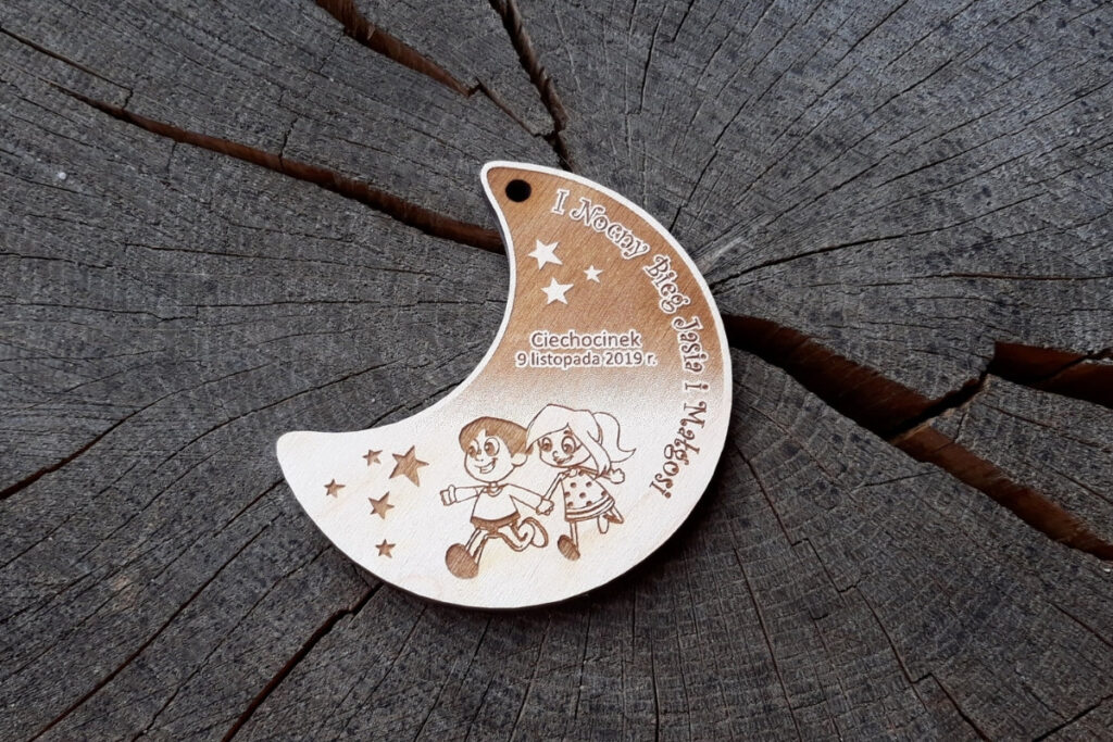 Nocny Bieg Jasia i Małgosi – drewniany medal w kształcie Księżyca