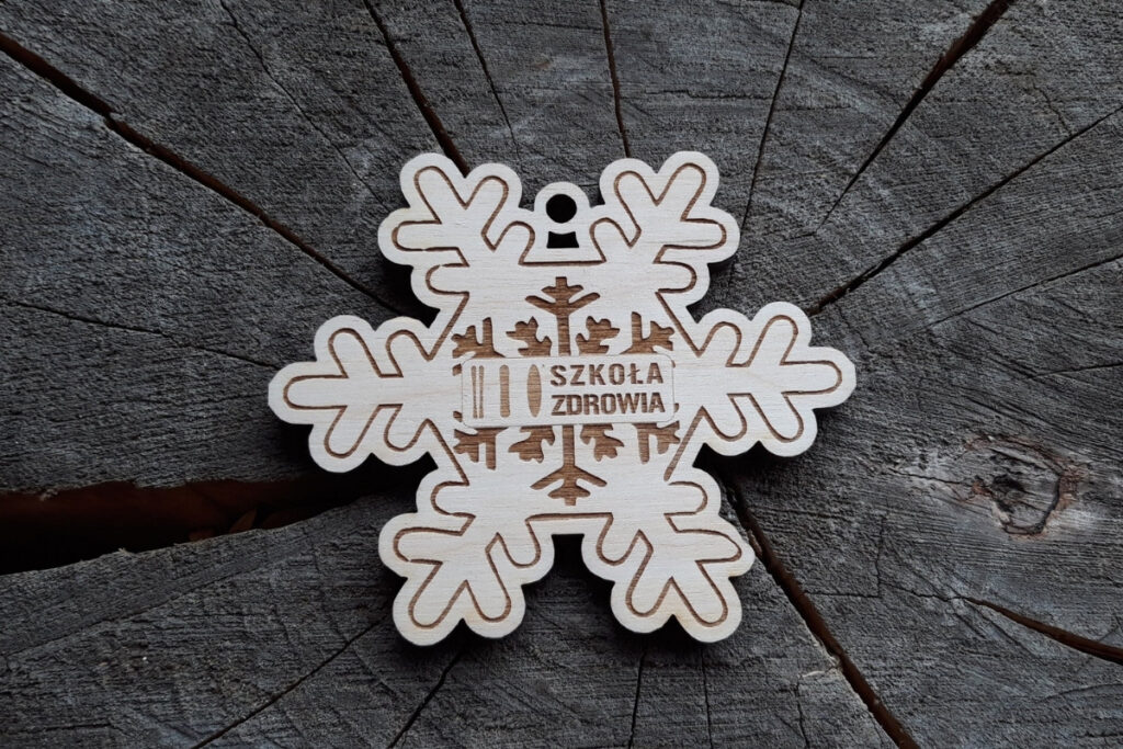 Medal płatek śniegu z drewna.