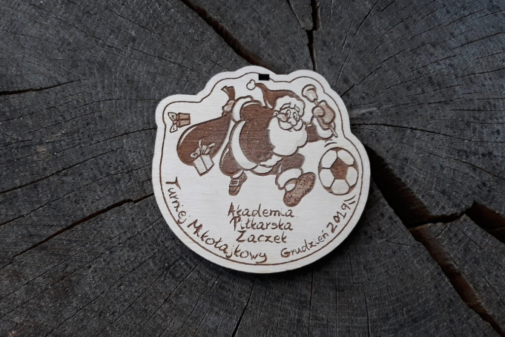 Mikołaj z piłką nożną – drewniany medal dla młodych piłkarzy