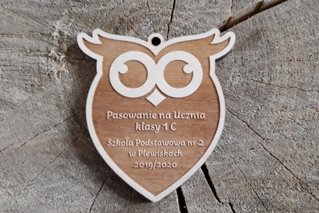 Pasowanie na Ucznia – drewniany medal w kształcie Sowy