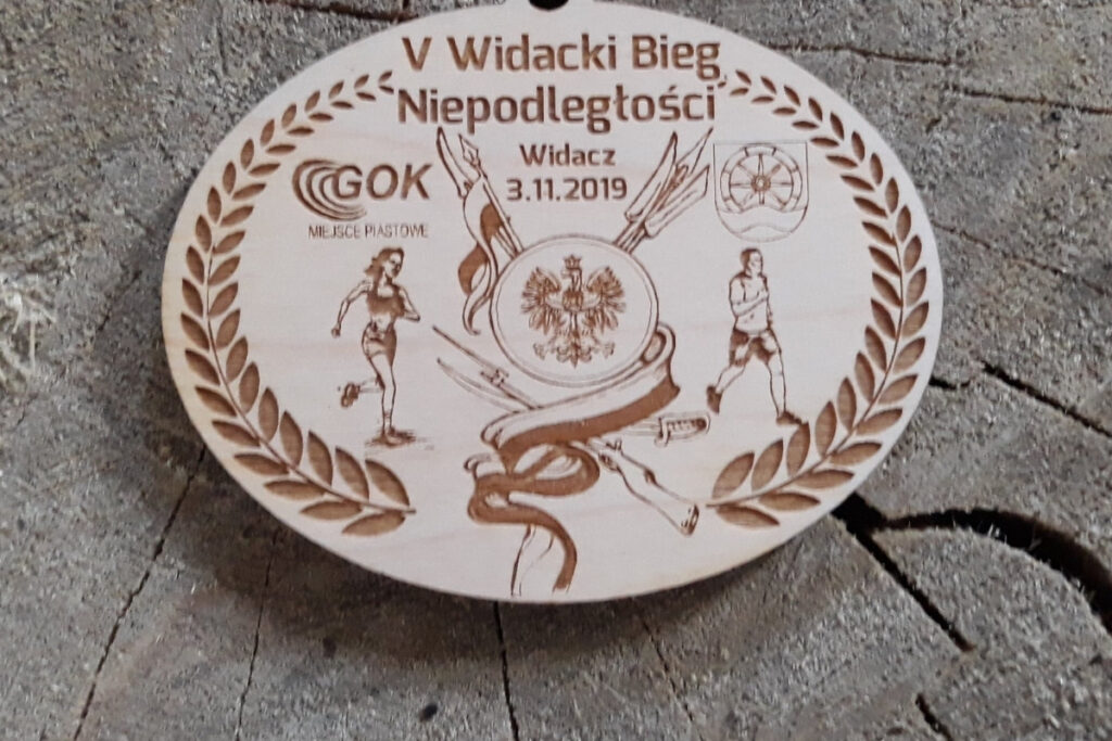 Drewniany medal patriotyczny na Bieg Niepodległości
