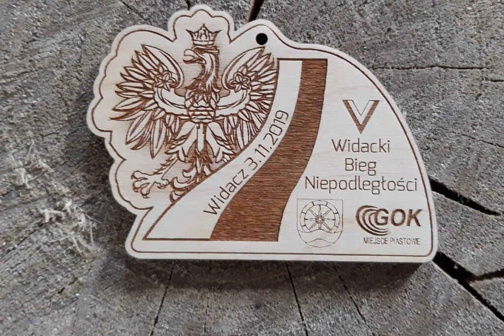 Drewniany medal na Bieg Niepodległości z flagą i Orłem w koronie