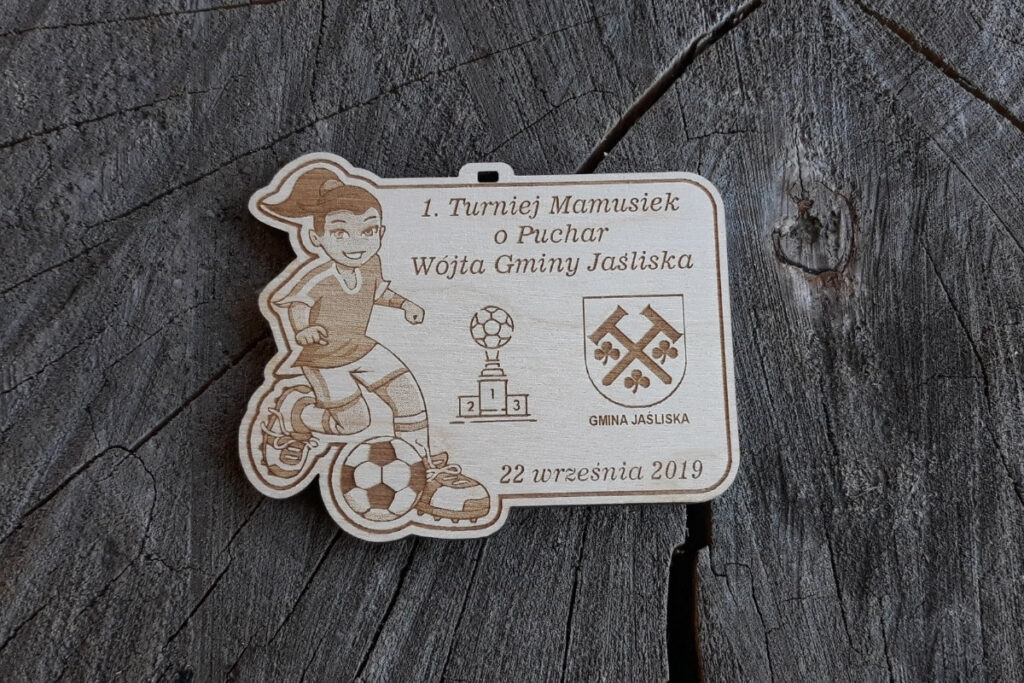 Medal na turniej piłki nożnej kobiet, drewniane trofeum dla mam, pamiątka sportowa Gmina Jaśliska.