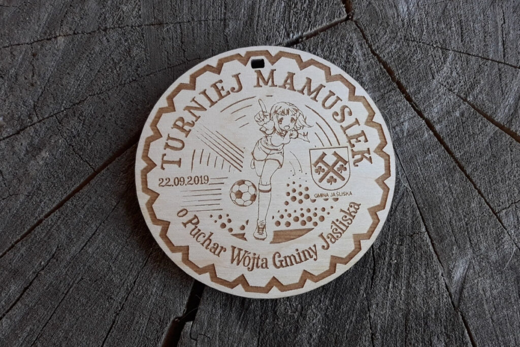 Medal na turniej piłki nożnej kobiet, drewniane trofeum dla mam, pamiątka sportowa Gmina Jaśliska.