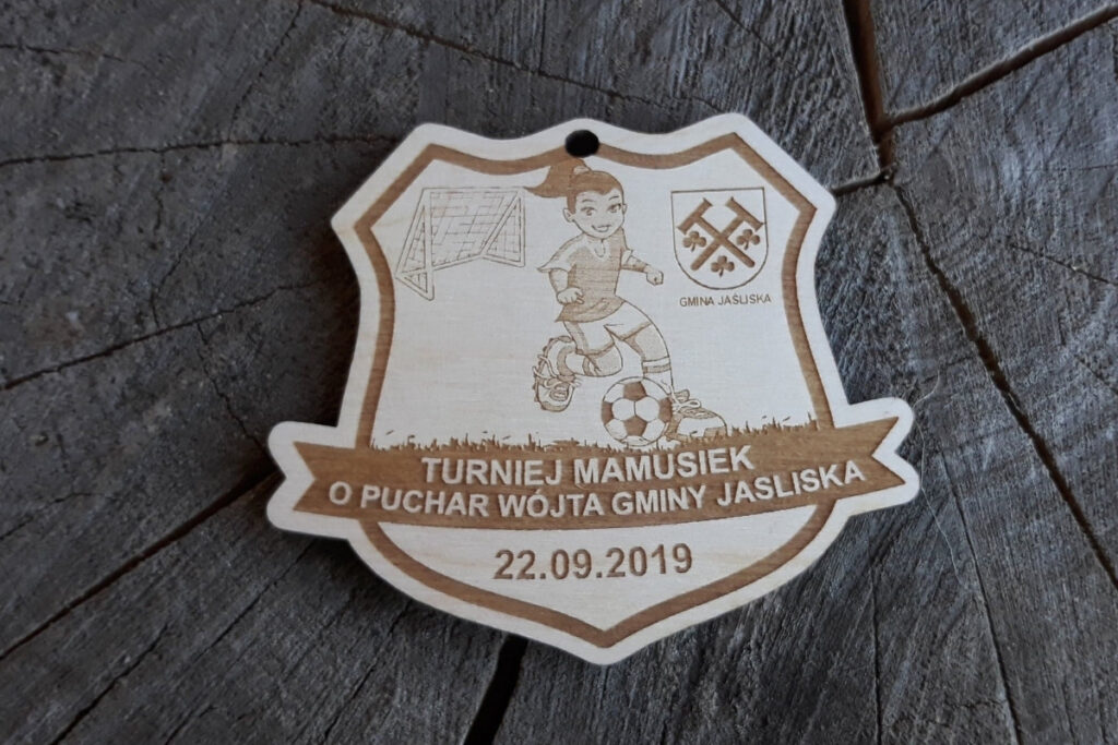 Medal na turniej piłki nożnej kobiet, drewniane trofeum dla mam, pamiątka sportowa Gmina Jaśliska.