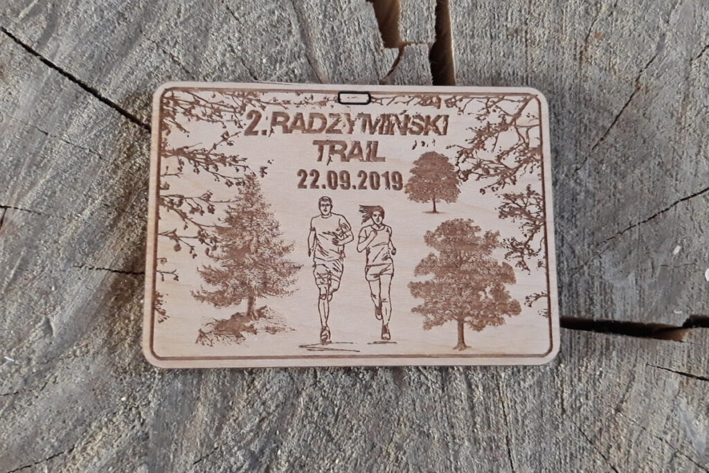 Medal Radzymiński Trail, drewniane trofeum na biegi terenowe, eko medal biegowy Radzymin, pamiątka z II Radzymińskiego Trailu, medale trailowe z drewna.