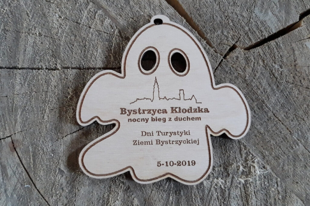 Drewniany medal na nocny bieg z duchem – medal w kształcie ducha