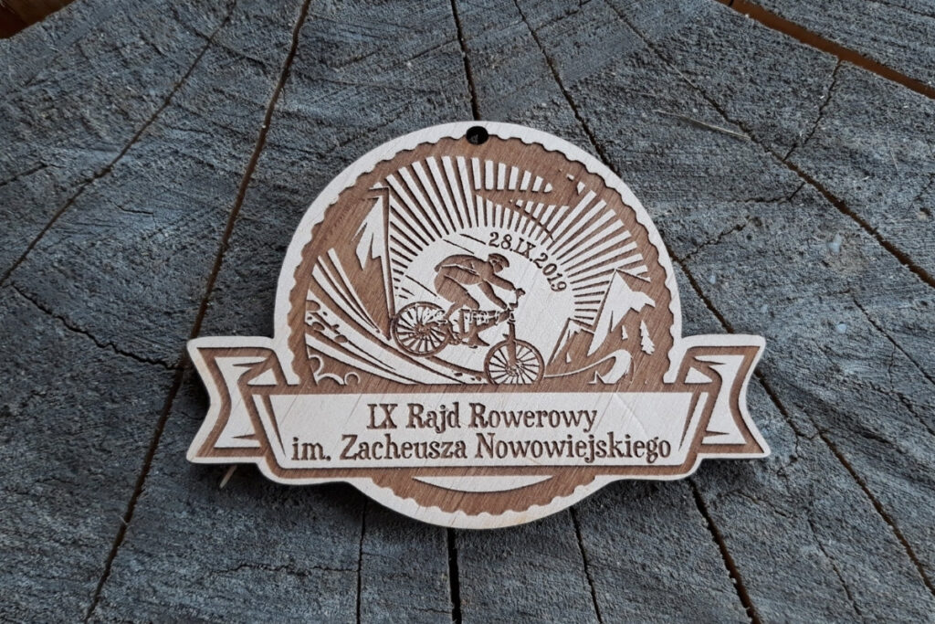Rajd rowerowy – drewniany medal