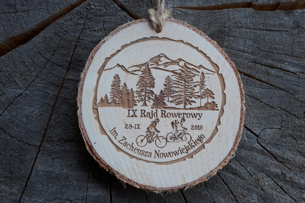 Medal na plastrze brzozy na Rajd Rowerowy