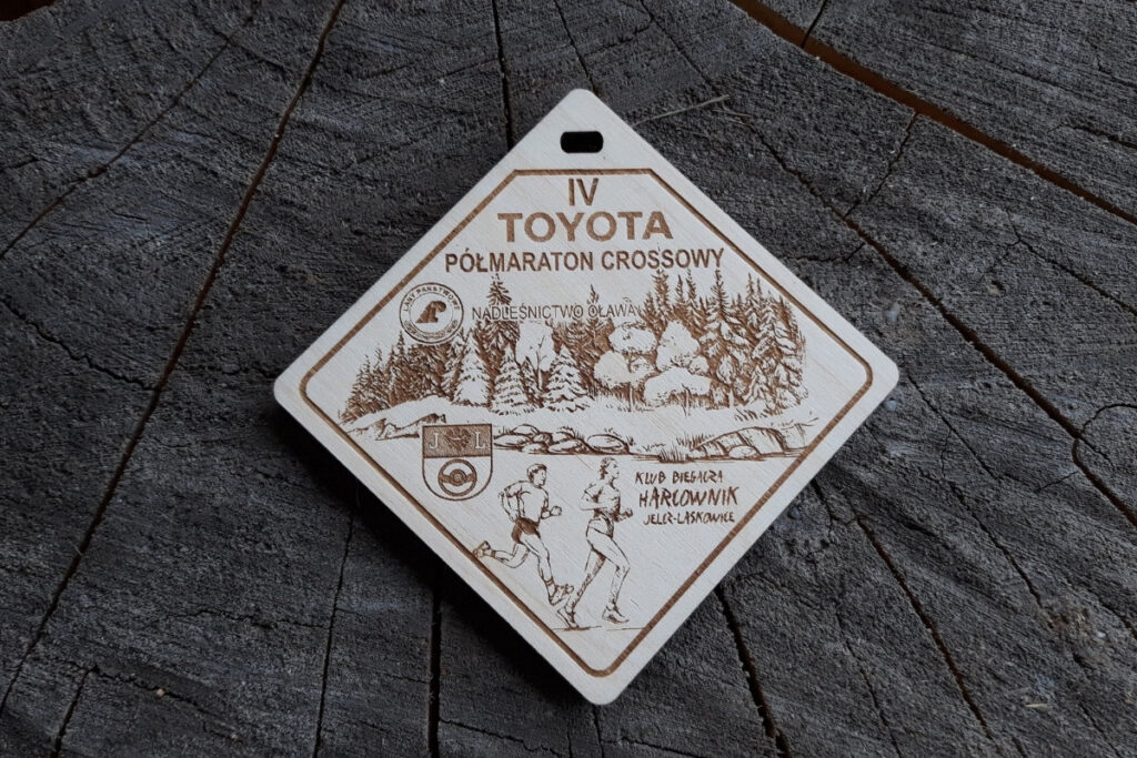 Trapezowy medal drewniany na Półmaraton Crossowy