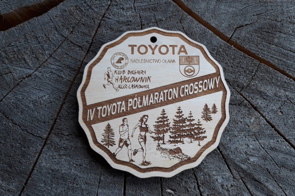 Drewniany, pofalowany medal na Półmaraton Crossowy