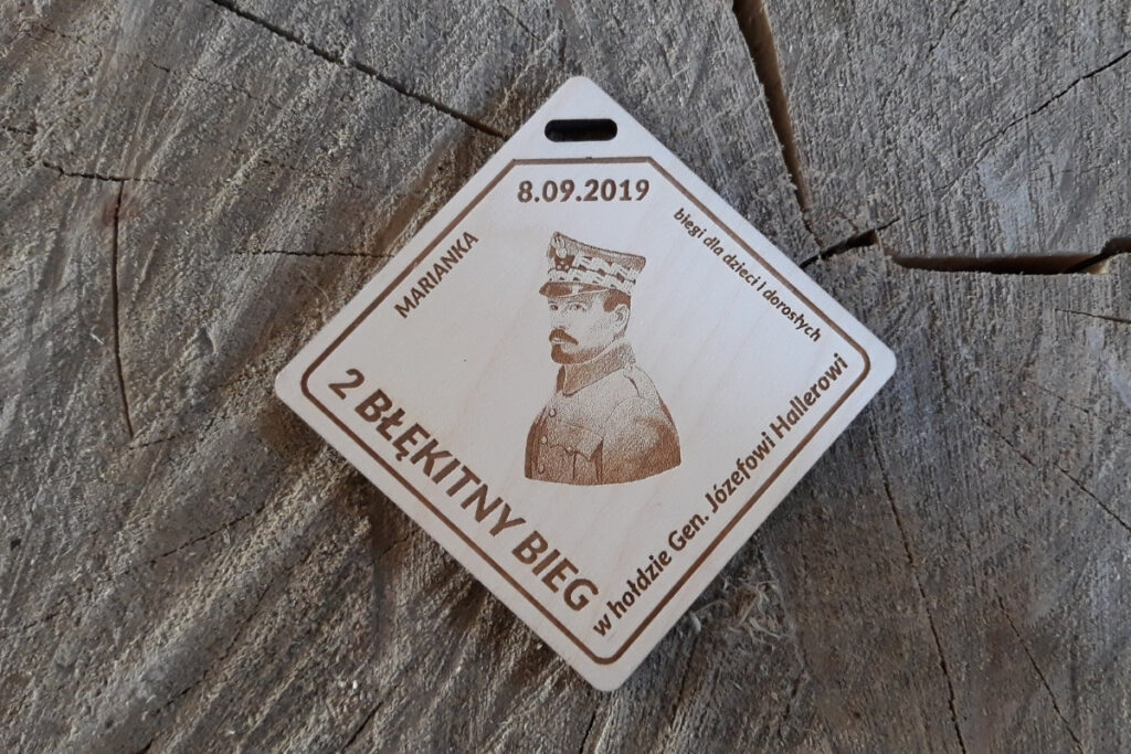 Drewniany medal z grawerowanym realistycznym portretem generała Józefa Hallera w czapce rogatywce, napisem 2. Błękitny Bieg.