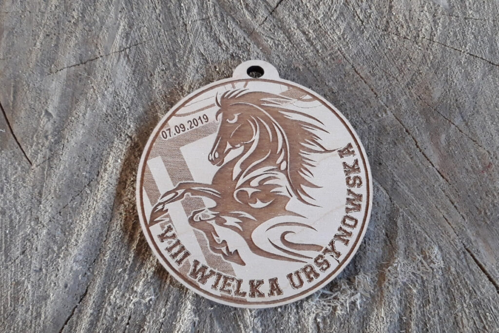 Okrągły drewniany medal na VIII Wielką Ursynowską