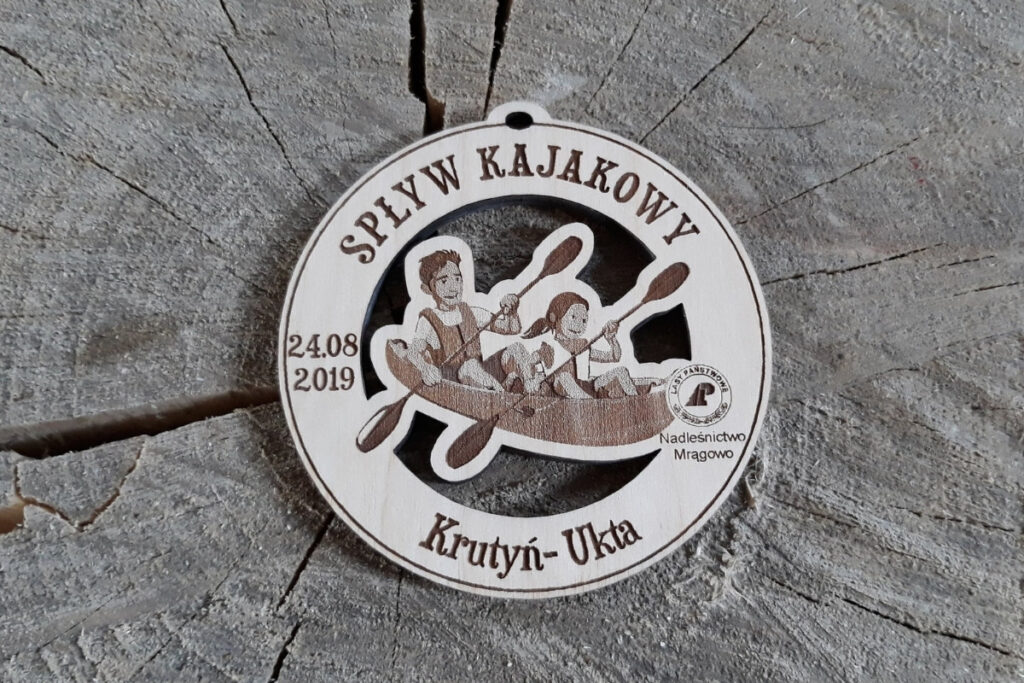 Medal drewniany na Spływ Kajakowy z ażurowo wyciętymi kajakarzami Medal drewniany na Spływ Kajakowy z ażurowo wyciętymi kajakarzami