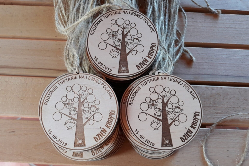 Rodzinne tuptanie na Leśnej Polanie – okrągłe drewniane medale Rodzinne tuptanie na Leśnej Polanie – okrągłe drewniane medale