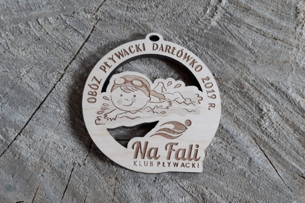 Drewniany medal dla dzieci na Obóz Pływacki w Darłówku Drewniany medal dla dzieci na Obóz Pływacki w Darłówku