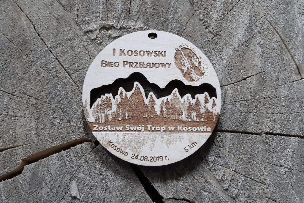 Medal na bieg przełajowy z drewna, trofeum I Kosowski Bieg Przełajowy, eko medal dla biegaczy, pamiątka z biegu przełajowego, grawerowany medal brzozowy Kosów.