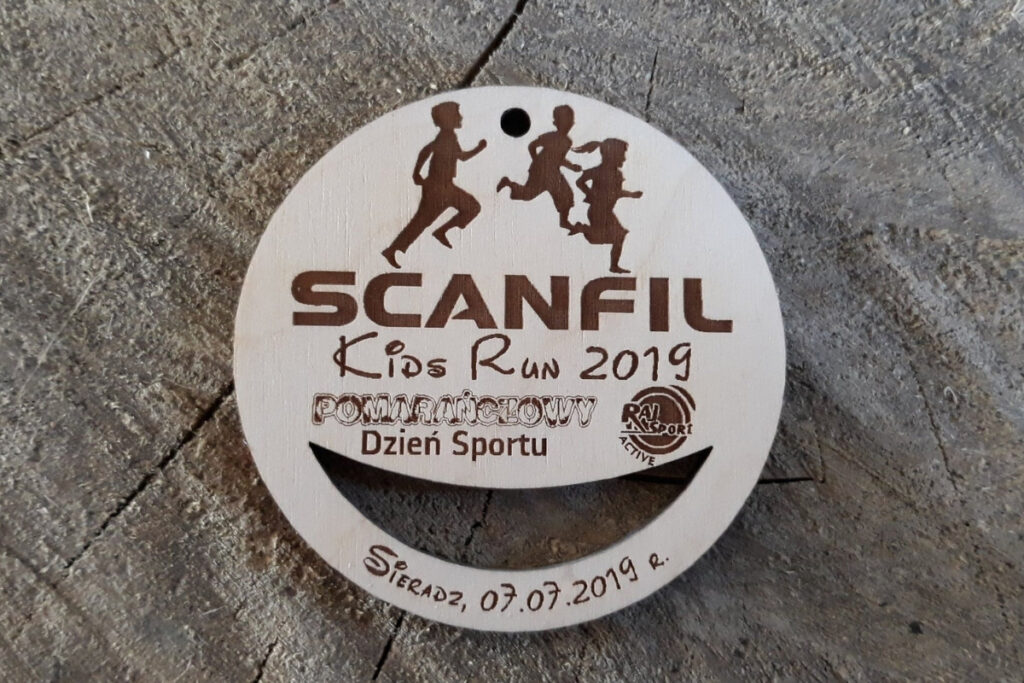 Scanfil Kids Run drewniany medal na Dzień Sportu Scanfil Kids Run drewniany medal na Dzień Sportu