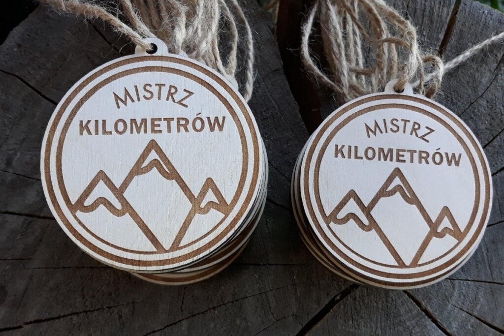 Okrągły drewniany medal dla Mistrza Kilometrów