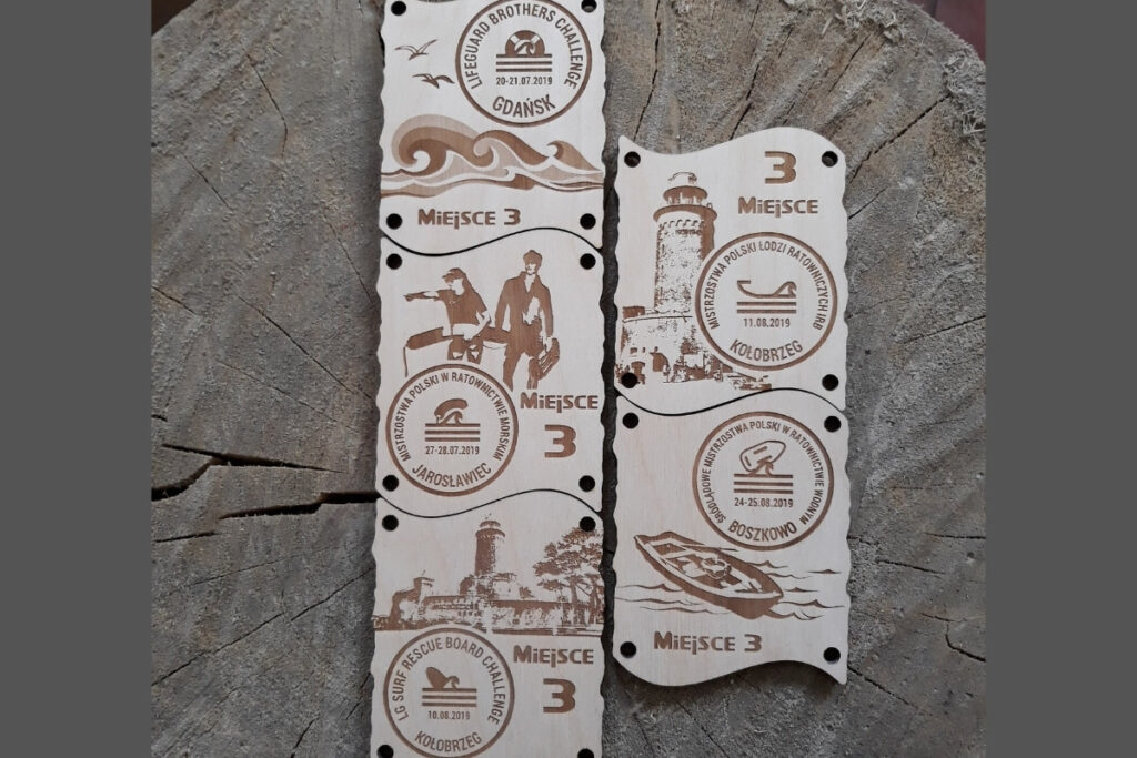 Zestaw pięciu prostokątnych drewnianych medali z precyzyjnymi nacięciami umożliwiającymi łączenie ich w pionową lub poziomą tablicę. Medale puzzle z drewna, systemowe medale modułowe, zestaw medali na cykl biegów, medale łączone pionowo i poziomo, eko trofea składane, pamiątka sportowa z brzozy.